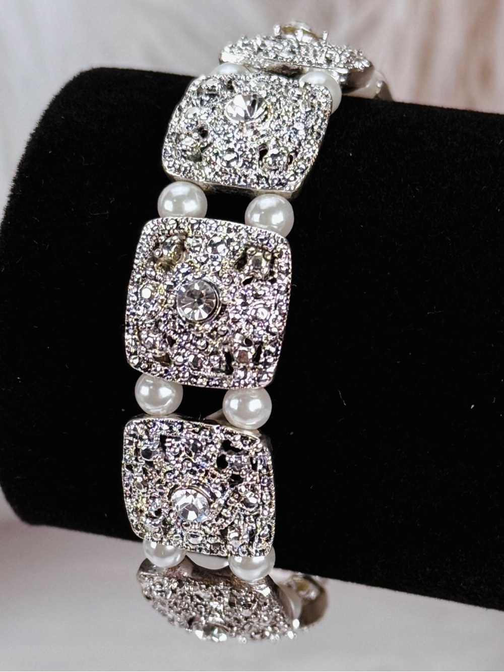 Elegant silvertone and faux pearl costume stretch bracelet